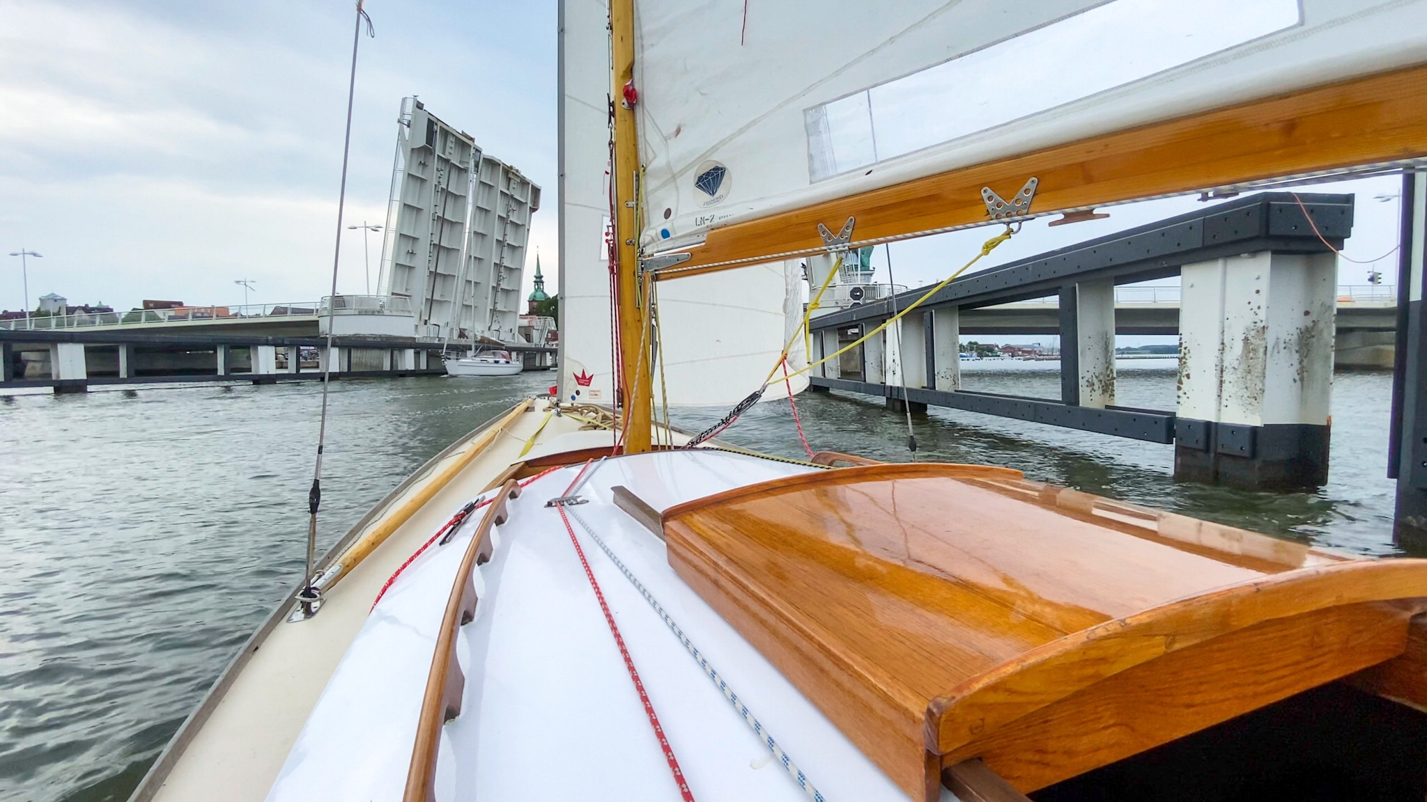 Unter Segeln durch die Klappbrücke Kappeln